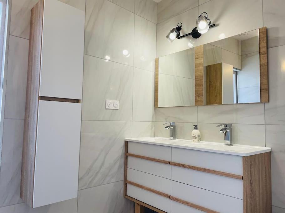 Agreable Maison De Village Avec Balcon Roiffieux Extérieur photo