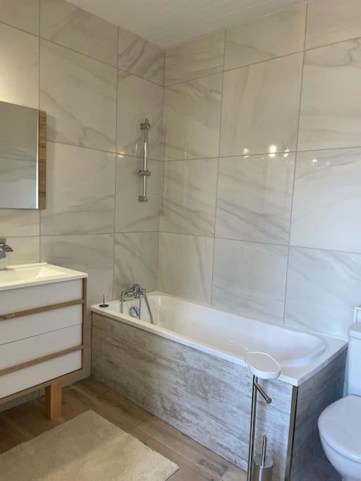 Agreable Maison De Village Avec Balcon Roiffieux Extérieur photo