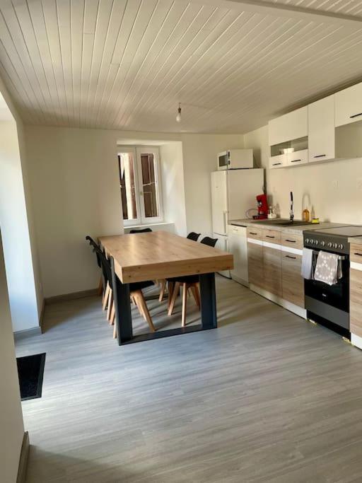 Agreable Maison De Village Avec Balcon Roiffieux Extérieur photo